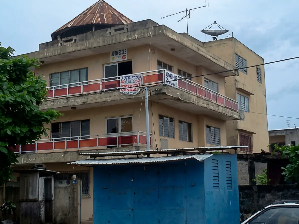 Maison sur deux immeubles – Bar Tito